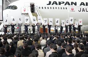 JAL ceremony to welcome new employees