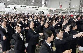 JAL ceremony to welcome new employees