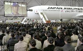 JAL ceremony to welcome new employees