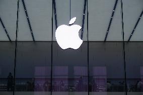 Apple Market Value Decreases Due To Equivalent Tariffs