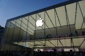 Apple Market Value Decreases Due To Equivalent Tariffs