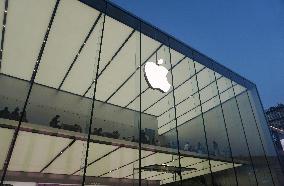 Apple Market Value Decreases Due To Equivalent Tariffs