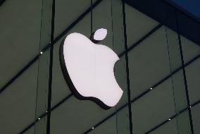 Apple Market Value Decreases Due To Equivalent Tariffs