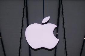 Apple Market Value Decreases Due To Equivalent Tariffs