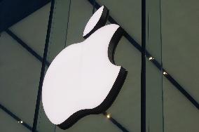 Apple Market Value Decreases Due To Equivalent Tariffs