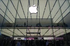 Apple Market Value Decreases Due To Equivalent Tariffs