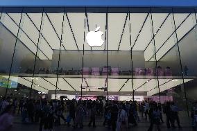 Apple Market Value Decreases Due To Equivalent Tariffs