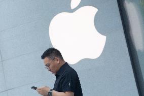 Shanghai Stocks Shows Cautious Amid Trump's Tariffs Loom