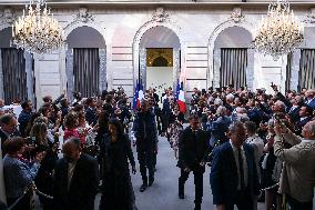 Emmanuel Macron awards those involved in Notre Dame de Paris Cathedral restorations - FA
