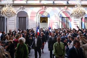 Emmanuel Macron awards those involved in Notre Dame de Paris Cathedral restorations - FA