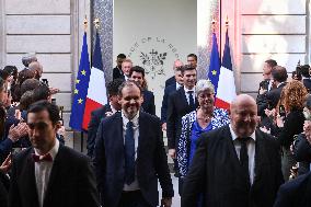 Emmanuel Macron awards those involved in Notre Dame de Paris Cathedral restorations - FA