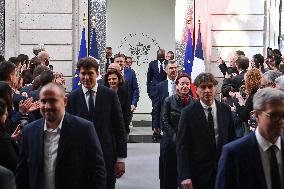 Emmanuel Macron awards those involved in Notre Dame de Paris Cathedral restorations - FA