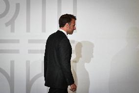 Emmanuel Macron awards those involved in Notre Dame de Paris Cathedral restorations - FA