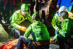 Naples, Castellammare di Stabia, a cabin of the Monte Faito cable car collapses, recovery of the bodies.