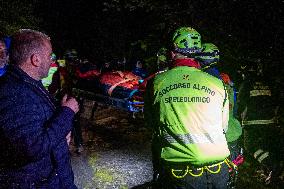 Naples, Castellammare di Stabia, a cabin of the Monte Faito cable car collapses, recovery of the bodies.