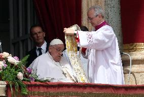 Roma, Papa francesco alla Santa Messa della Domenica di Pasqua e “Urbi et Orbi” Città del Vaticano