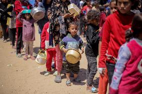 Food distribution in Gaza City