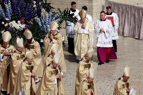 Cardinal Angelo Comastri presides Holy Mass on Easter Sunday and “Urbi et Orbi” Vatican City , Italy  20.05.2025