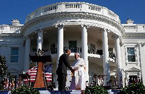 Obama Welcomes Pope Francis to the White House