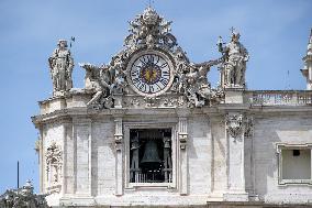 Faithful Gather in St Peters Square After the Death of Pope Francis - Vatican