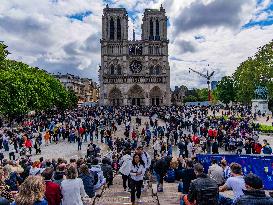 Faithful Gather at Notre-Dame Cathedral After the Death of Pope Francis - Paris