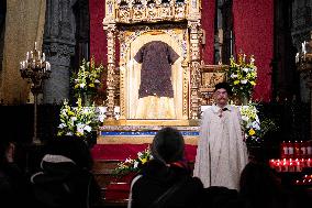 Faithful Pray in Front of The Holy Tunic of Christ - Argenteuil