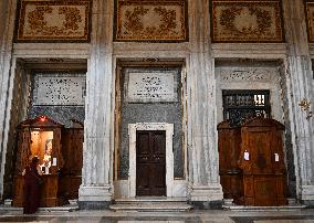 Mourners Pay Their Last Respects To Pope Francis - Rome