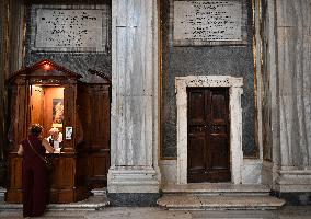 Mourners Pay Their Last Respects To Pope Francis - Rome