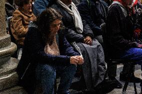 Pope Francis Death, Faithful At Prayer In Pisa Cathedral
