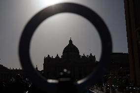 Roma, i pellegrini in Piazza San Pietro camminano verso la Porta Santa con la croce ed il quadro di Papa Francesco Bergoglio nel