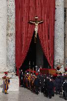 Morte di Papa Francesco -  attesa in San Pietro per il Trasferimento del feretro di Papa  Francesco