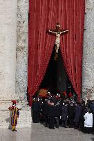 Morte di Papa Francesco -  attesa in San Pietro per il Trasferimento del feretro di Papa  Francesco