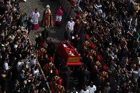 Morte di Papa Francesco -  attesa in San Pietro per il Trasferimento del feretro di Papa  Francesco