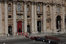 Morte di Papa Francesco -  attesa in San Pietro per il Trasferimento del feretro di Papa  Francesco
