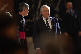 Giorgia Meloni si reca dal santo padre per l’omaggio insieme ai tanti fedeli.