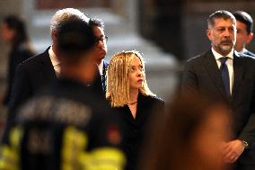 Giorgia Meloni si reca dal santo padre per l’omaggio insieme ai tanti fedeli.