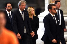 Roma, Morte di Papa Francesco -  Giorgia Meloni e il ministro Tajani in San Pietro per l’omaggio a Bergoglio insieme ai tanti fe