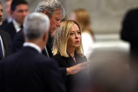 Roma, Morte di Papa Francesco -  Giorgia Meloni e il ministro Tajani in San Pietro per l’omaggio a Bergoglio insieme ai tanti fe