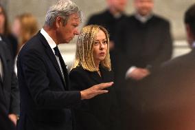 Roma, Morte di Papa Francesco -  Giorgia Meloni e il ministro Tajani in San Pietro per l’omaggio a Bergoglio insieme ai tanti fe