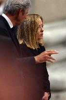 Roma, Morte di Papa Francesco -  Giorgia Meloni e il ministro Tajani in San Pietro per l’omaggio a Bergoglio insieme ai tanti fe
