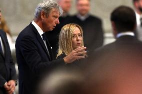 Roma, Morte di Papa Francesco -  Giorgia Meloni e il ministro Tajani in San Pietro per l’omaggio a Bergoglio insieme ai tanti fe