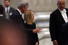 Roma, Morte di Papa Francesco -  Giorgia Meloni e il ministro Tajani in San Pietro per l’omaggio a Bergoglio insieme ai tanti fe