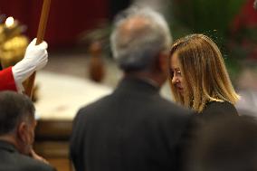 Roma, Morte di Papa Francesco -  Giorgia Meloni e e i ministri in San Pietro per l’omaggio a Bergoglio insieme ai tanti fedeli.
