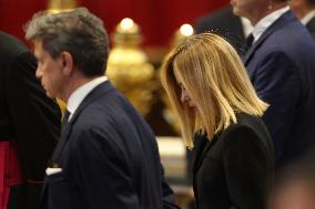 Roma, Morte di Papa Francesco -  Giorgia Meloni e e i ministri in San Pietro per l’omaggio a Bergoglio insieme ai tanti fedeli.