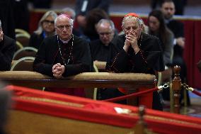 Morte di Papa Francesco Bergoglio, Migliaia di fedeli a san Pietro in Vaticano per rendere omaggio al corpo del Pontefice.