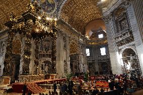 Morte di Papa Francesco Bergoglio, Migliaia di fedeli a san Pietro in Vaticano per rendere omaggio al corpo del Pontefice.