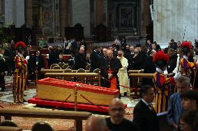 Morte di Papa Francesco Bergoglio, Migliaia di fedeli a san Pietro in Vaticano per rendere omaggio al corpo del Pontefice.