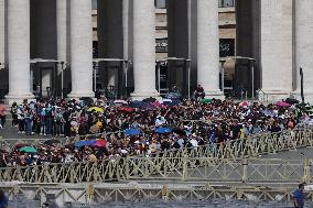 Morte di Papa Francesco Bergoglio, Migliaia di fedeli a san Pietro in Vaticano per rendere omaggio al corpo del Pontefice.