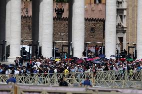 Morte di Papa Francesco Bergoglio, Migliaia di fedeli a san Pietro in Vaticano per rendere omaggio al corpo del Pontefice.