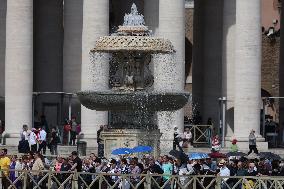 Morte di Papa Francesco Bergoglio, Migliaia di fedeli a san Pietro in Vaticano per rendere omaggio al corpo del Pontefice.